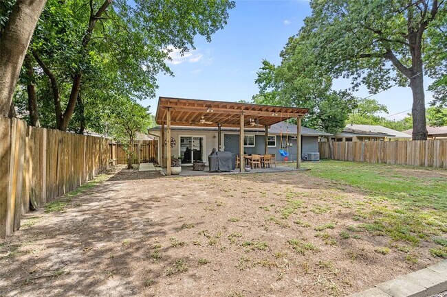 Building Photo - 2327 Chantilly Ln