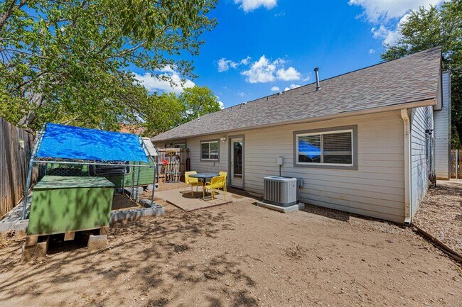 Building Photo - 906 Oleander Ln