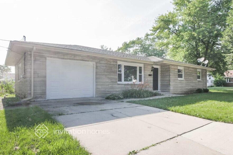 Building Photo - 301 S Reedwood Dr