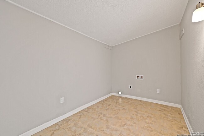 Building Photo - 2 bed 1 bath located in I35 SO. TO E. HOUS...