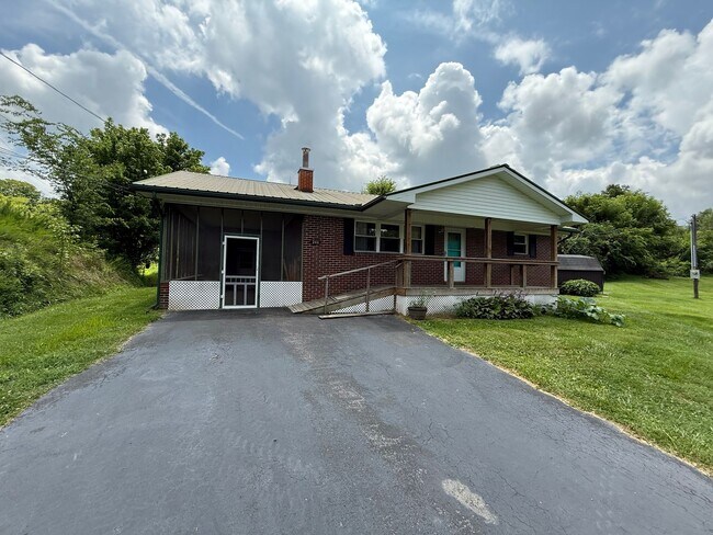 Building Photo - 3 Bedroom 2 Bath Single Family Home.