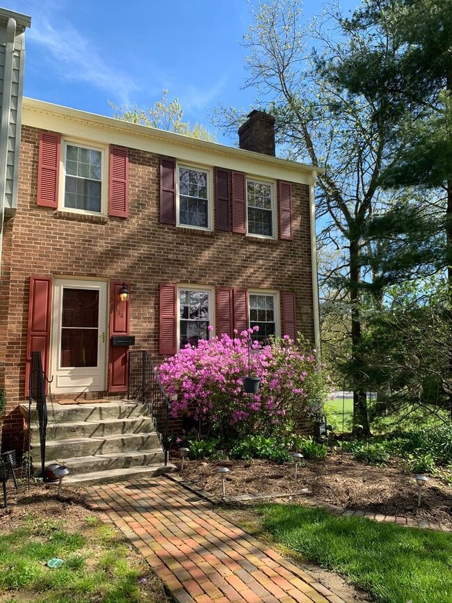 Building Photo - End Townhome In Oak Manor Community