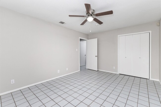 Building Photo - 927 W Formosa Blvd