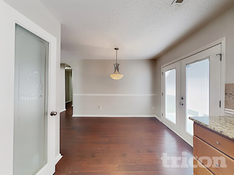 Building Photo - 1829 Mission Oaks St