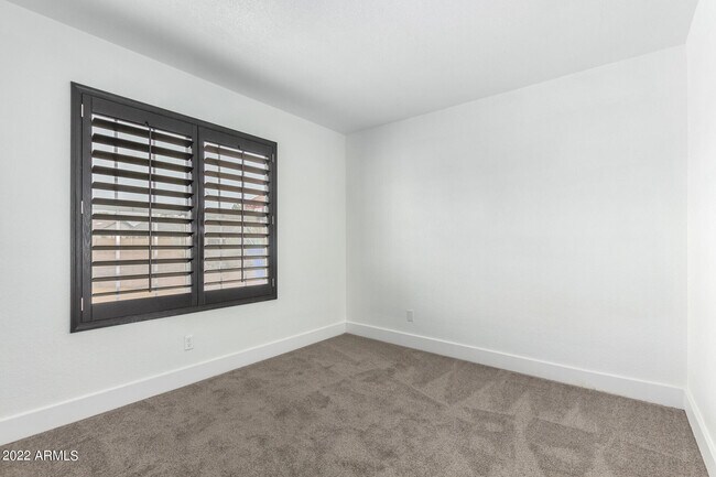 Building Photo - 19 W Piute Ave