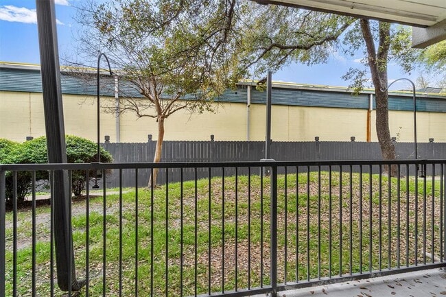 Building Photo - 935 La Posada Dr