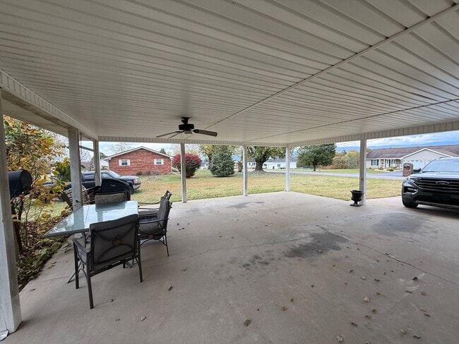 Building Photo - 3 Bedroom 2 Bathroom Fully Furnished Home ...