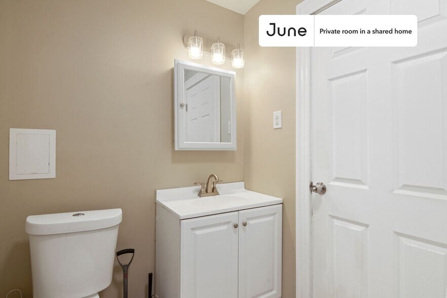 Building Photo - Room in Shared 4 bed/1 bath home