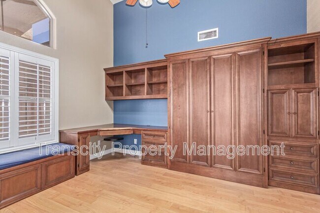 Building Photo - 1028 E Orchid Ln