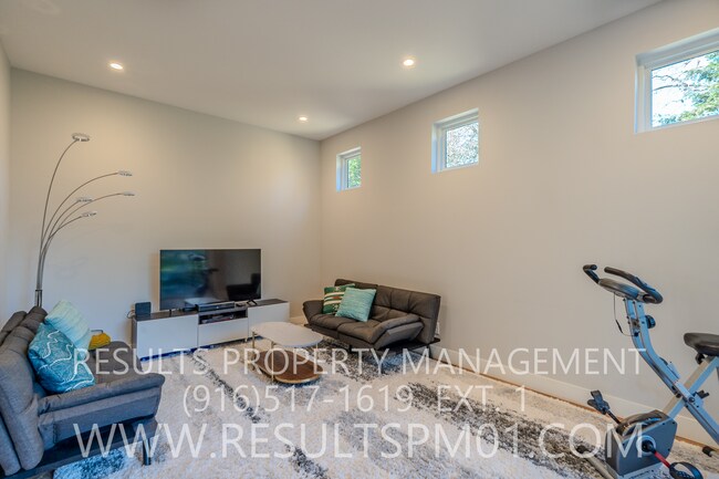 Building Photo - Stunning luxury custom home! 4 bedrooms heart of Fairoaks