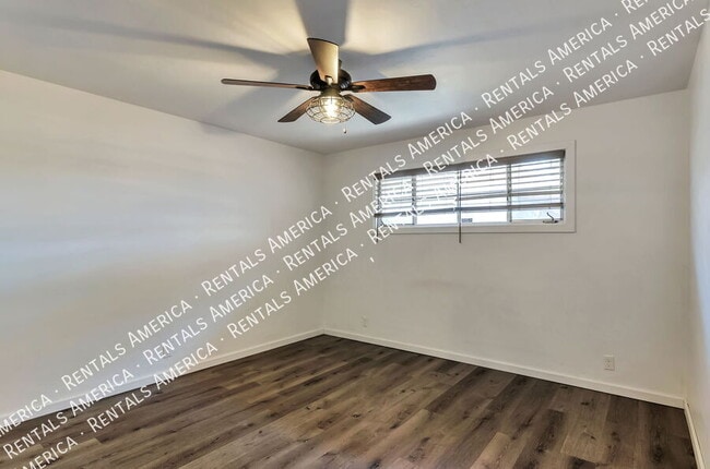 Building Photo - 2118 N Rita Ave