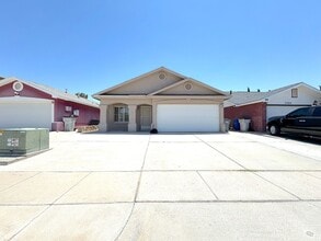 Building Photo - East El Paso 4bed/2bath Refrig A/C!