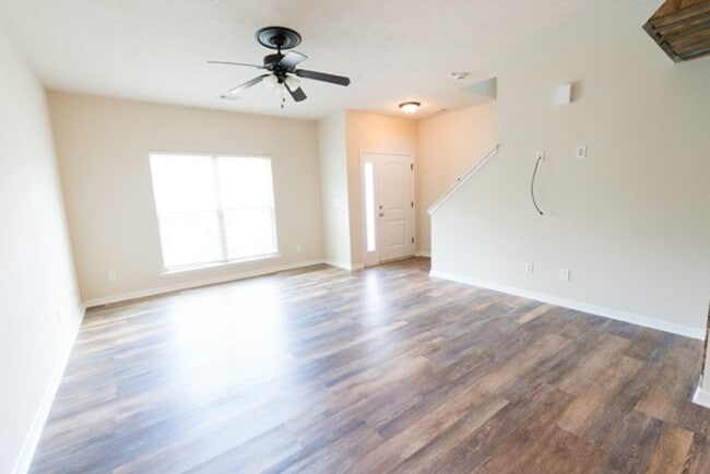 Building Photo - 3 Bedroom 2.5 Bath With Large Backyard