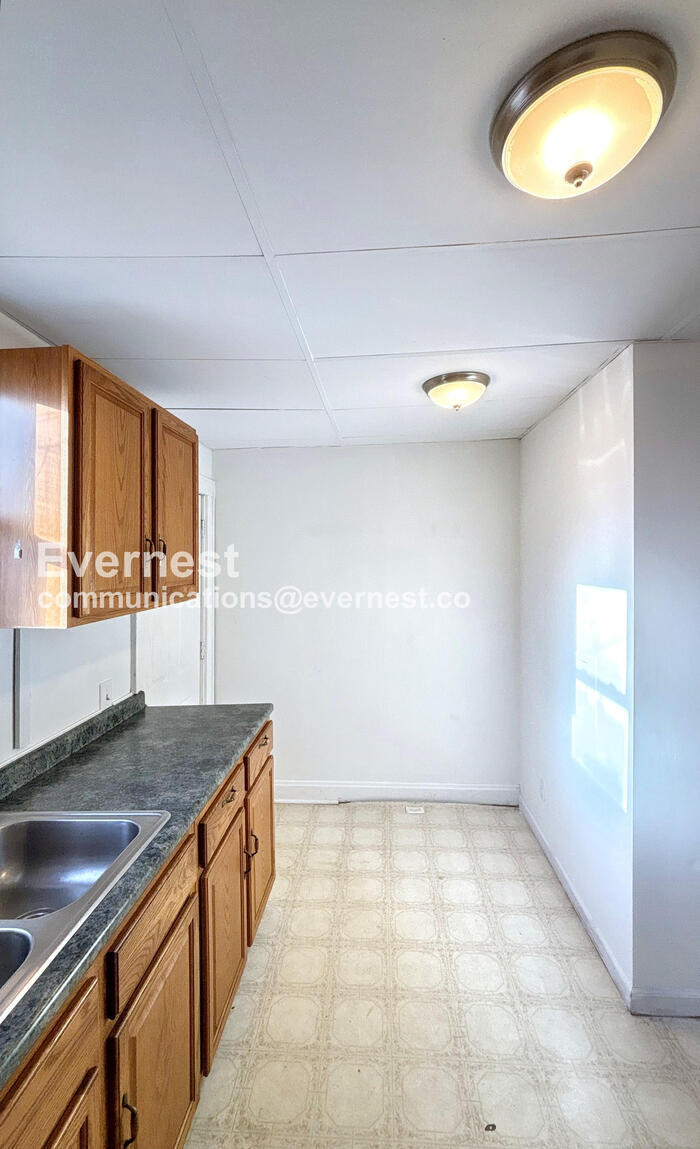 Building Photo - 661 S Burgess Ave