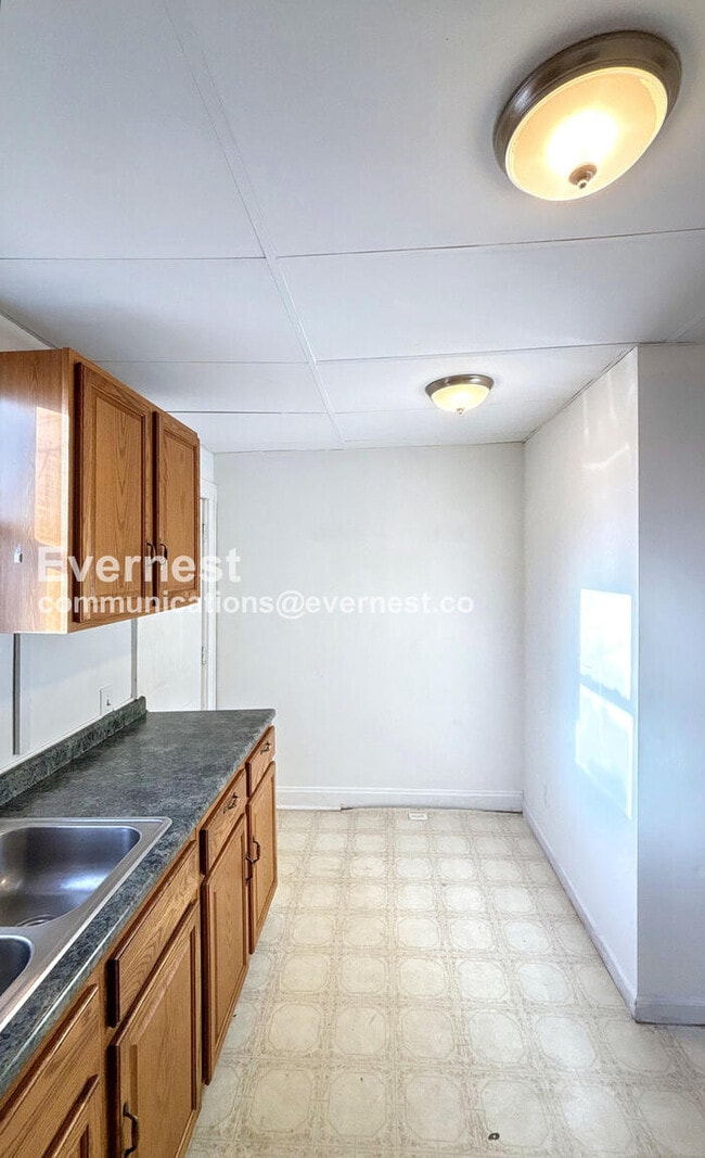 Building Photo - 3 Bed /1 Bath Townhome / Pet-Friendly / Vouchers Accepted / Available Now!