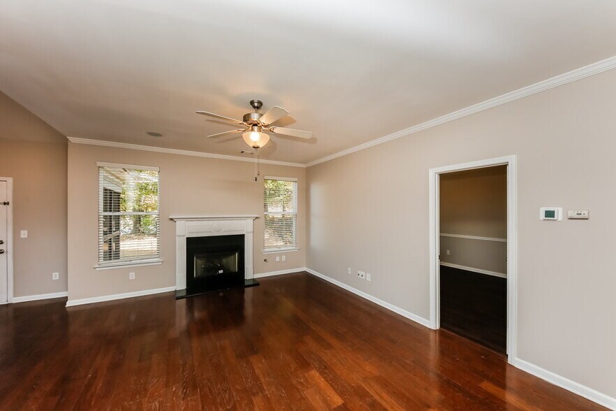 Building Photo - 4550 Black Hills Dr NW