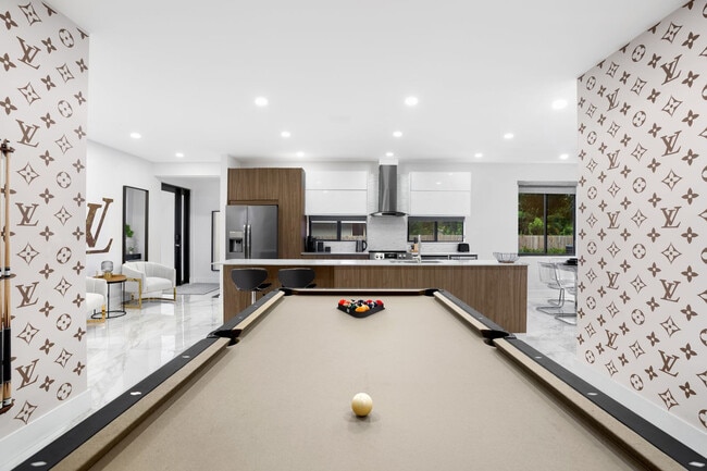 Building Photo - 826 SW 14th Ct