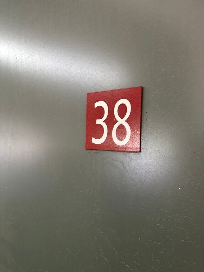 Building Photo - Guard gated Park Ave Condo