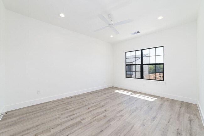 Building Photo - 11924 N Hoa Sen Cir