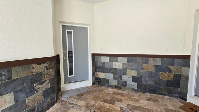 Building Photo - Beautiful and Modern 4 bed 3.5 Bath Townho...