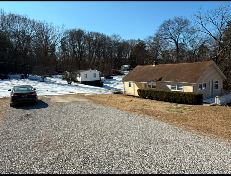 Large Driveway - 3005 Cox Ln