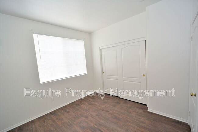 Building Photo - 2861 Golf Villa Way