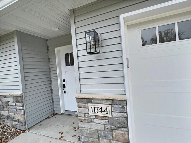 Building Photo - 11744 Kings Ln