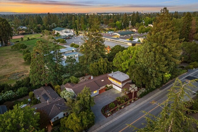 Building Photo - Spacious Menlo Park Retreat with 6 Bedroom...