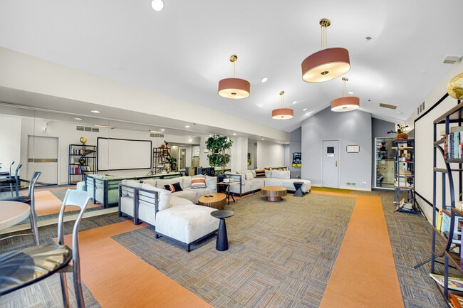 Building Photo - 40 E 9th St