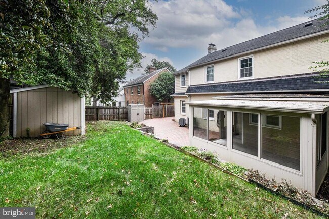 Building Photo - 6014 Fort Hunt Rd