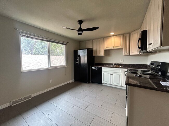 Building Photo - 2-Bed/1.5-Bath Longmont Townhome