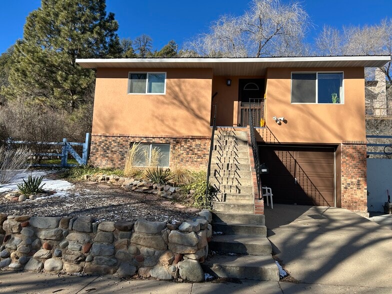 the lower LH window is your unit - 3129 W 4th Ave