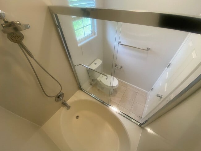 Building Photo - Beautiful & Spacious 3 Bedroom, 2.5 Bathroom Hayward Home – Prime Residential Location W Laundry,...