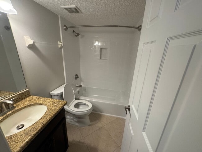 Building Photo - Spacious Two Bedroom Two Bath Condo in Pon...