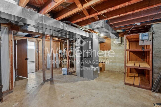 Building Photo - Fantastic Updated South Hill Rancher 3 Bedroom 2 Bath with Hardwood throughout