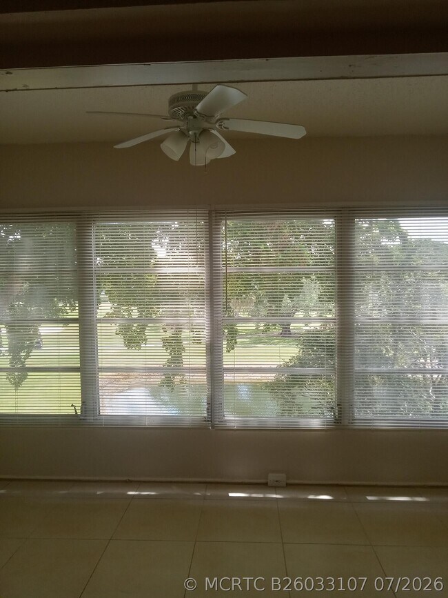 Building Photo - 1030 Country Club Dr