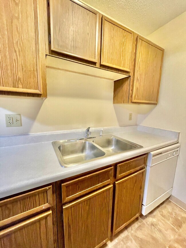 Building Photo - Grand Avenue Apartments