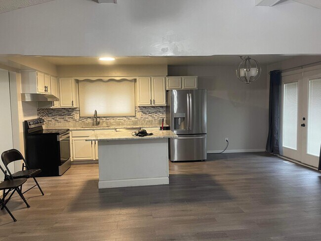 Building Photo - 43905 Rivergate Dr