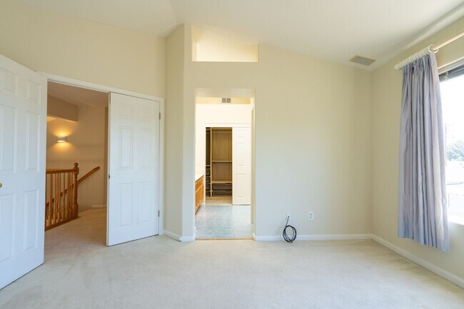 Building Photo - ***Exceptional 3BR/2.5BA Residence in Prime *** San Leandro Location