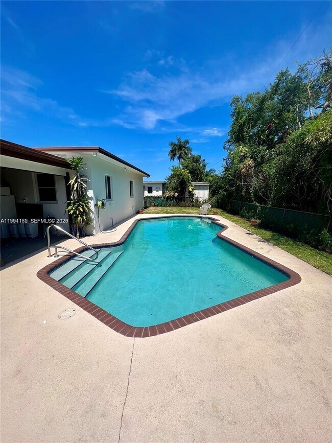 Building Photo - 5970 SW 46th St