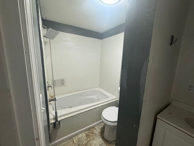 Building Photo - Charming 4bed/2Bath