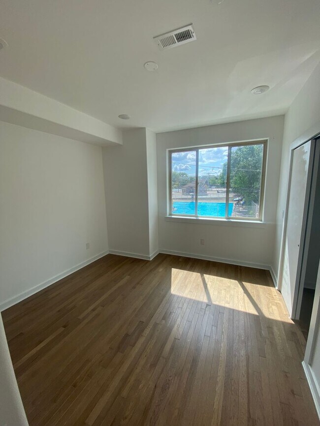 Building Photo - 725 N 39th St