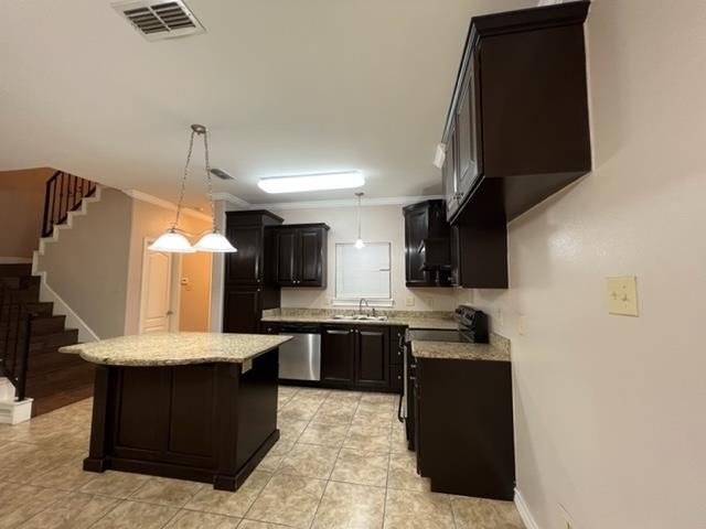 Building Photo - 707 St James Dr