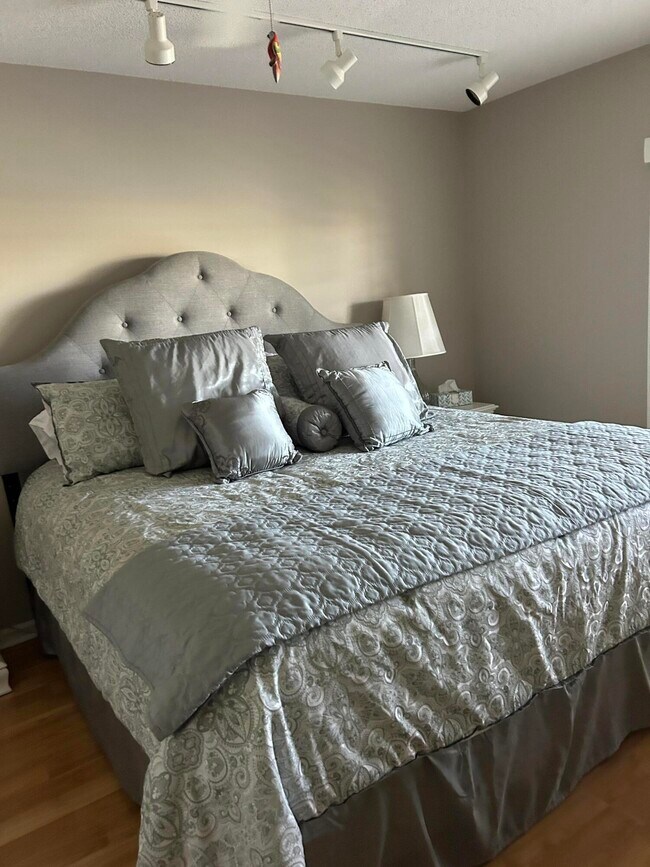 Building Photo - 1072 Keystone Dr