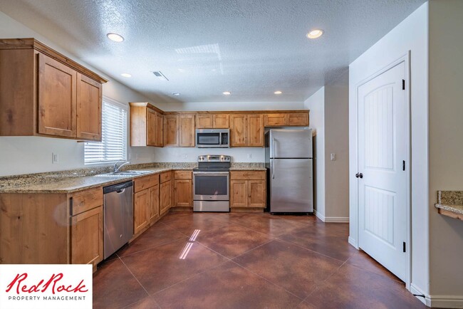 Building Photo - DOG-FRIENDLY 3 Bedroom Townhome with INTER...