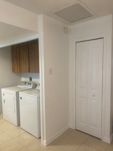 Building Photo - 9299 Silverthorne Dr