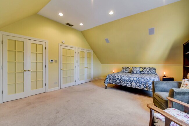 Building Photo - 4451 N Tripp Ave