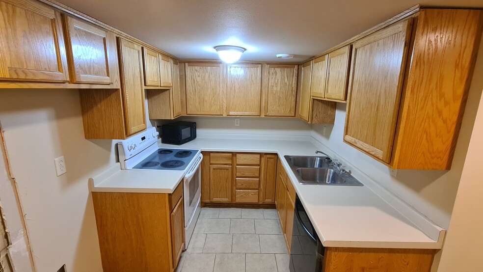 Lower Kitchen - 1014 8th Ave S