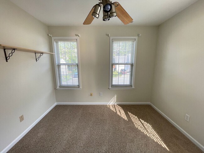 Building Photo - Beautiful, updated 3br 2.5 ba home with garage, fenced-yard in Home Valley Farms Now Available!