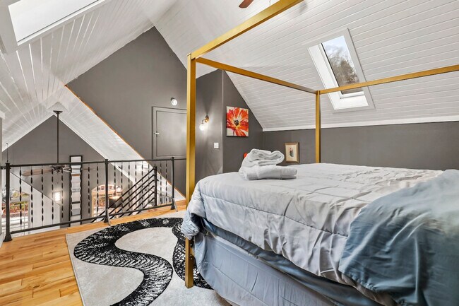 Building Photo - 211 Lakeshore Dr